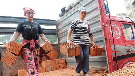 Her gün 30 bin tuğla taşıyorlar