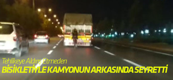 Tehlikeye Aldırış Etmeden Bisikletiyle Kamyonun Arkasında Seyretti