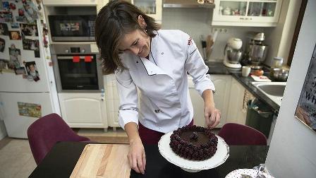 Canlı çiçeklerle süslediği pastalarıyla yeniden hayat buldu