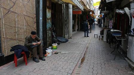 Yarım asırdır bozuk şemsiyeleri tamir ediyor