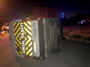 Başkentte öğrenci servisi devrildi: 14 yaralı
