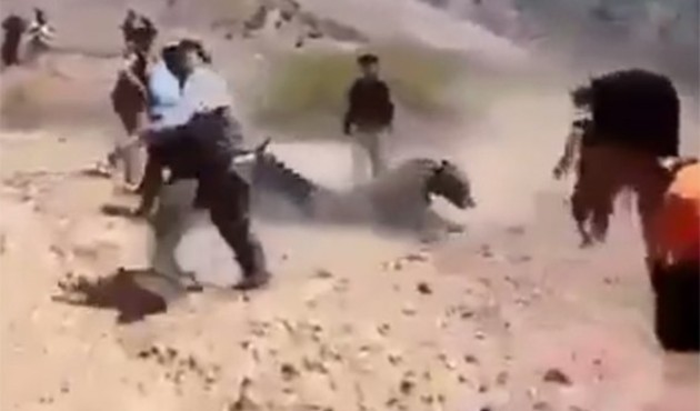 10 kişi sopalarla vurarak zor öldürdü! O anlar kamerada... VİDEO