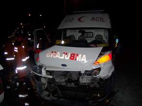 Hasta taşıyan ambulans kaza yaptı