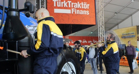 Traktörün üzerinde konser verdiler