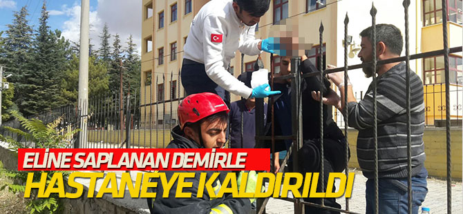 Eline saplanan korkuluk demiriyle hastaneye kaldırıldı