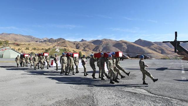 Hakkari'de şehitler için tören