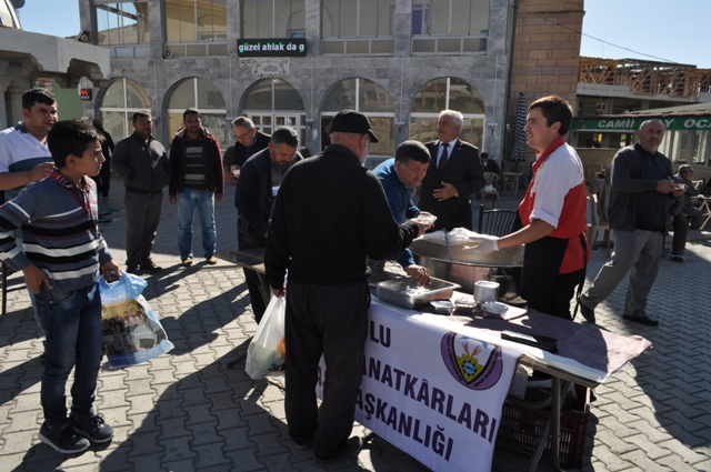 Kulu'da aşure dağıtımı