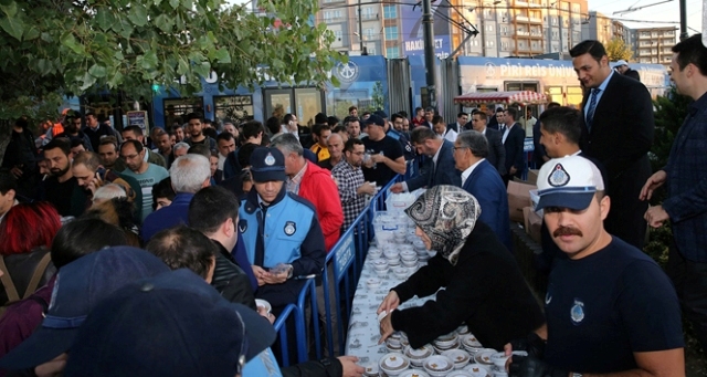 Metrobüs ve tramvay yolcularına aşure sürprizi