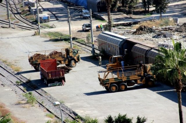 Hatay'da sınıra askeri malzeme sevkıyatı