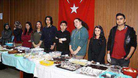 Öğrenciler şehit ailelerine destek için mutfağa girdi