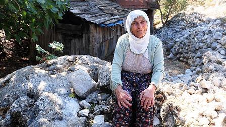 Dudu nine 'ağaçları kurumasın' diye evinden ayrılmıyor