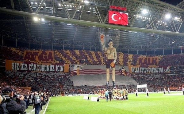 Derbideki pankart büyük tepki çekti!