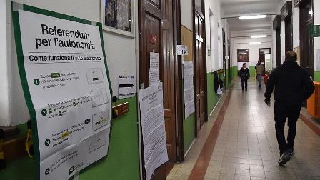 İtalya'nın kuzeyindeki özerklik referandumu sona erdi