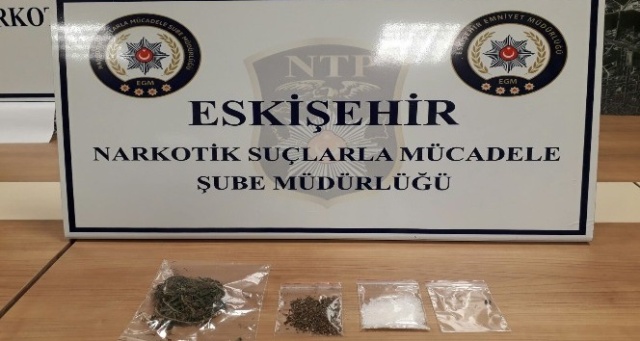 Polisin şüphelendiği araçtaki şahıslardan uyuşturucu çıktı