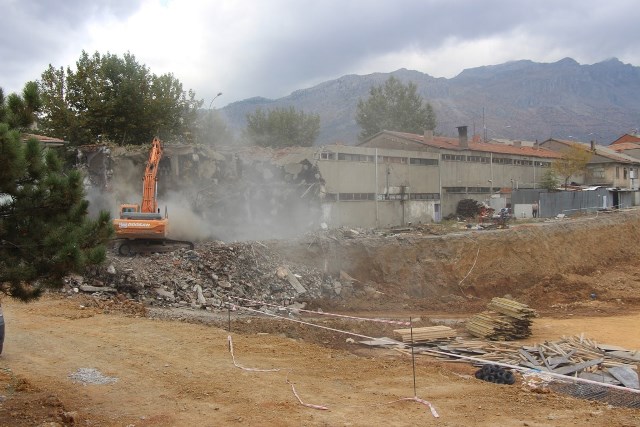 Seydişehir’de eski garajda bulunan dükkanlar yıkılıyor