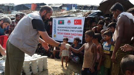 Sadakataşı ve TES-İŞ'ten Arakanlılara sıcak yemek