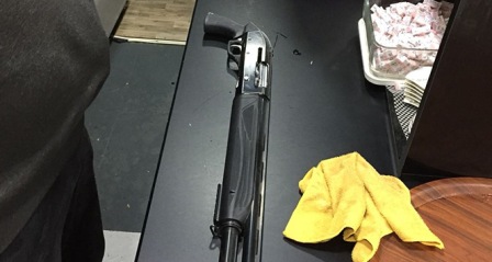 Kumar oynatılan dernekte pompalı tüfek çıktı