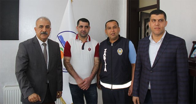 Bulduğu parayı sahibine teslim eden zabıta ödüllendirildi