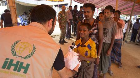 İHH, 350 bin Arakanlıya yardım ulaştırdı