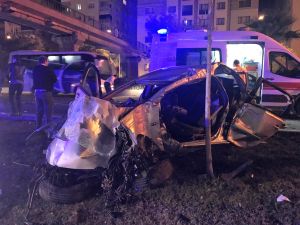 İzmir'de otomobil üst geçidin ayağına çarptı: 2 ölü, 3 yaralı