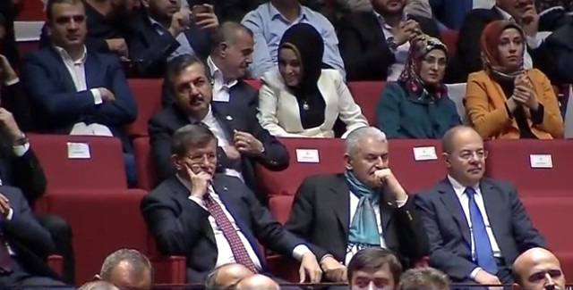 Davutoğlu-Yıldırım birlikte oturdu, tek kelime etmediler!