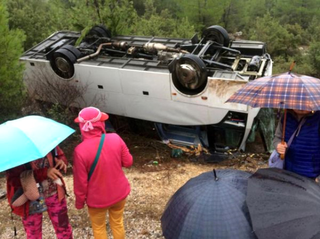 Tur Midibüsü Şarampole Devrildi: 18 Turist Yaralandı