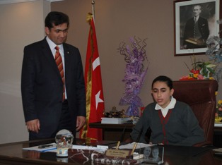 Başkanlık koltuğu çocukların