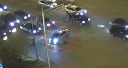 Yoğun trafikteki yaşlı adamın imdadına polis yetişti