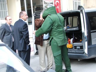 Şüpheli çanta fünyeyle patlatıldı