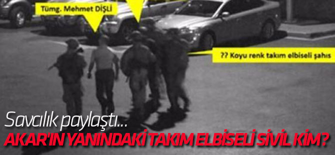 Genelkurmay Başkanı'nın yanındaki takım elbiseli sivil kim?