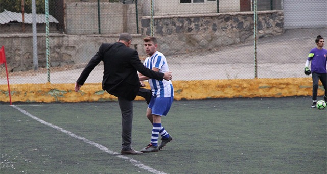 Kulüp başkanından, futbolcuya tekme