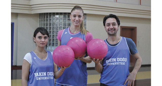 Kadın Basketbol Takımı pembe top ile meme kanserine dikkat çekti