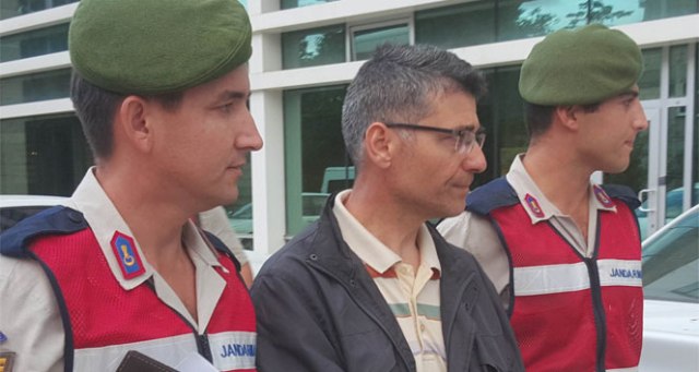 FETÖ'dan aranan albayı yakalayan trafikçiler ayın polisi seçildi