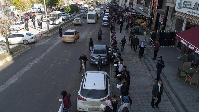 Muş'ta 9 bin öğrenciyle kaldırımda kitap okuma etkinliği