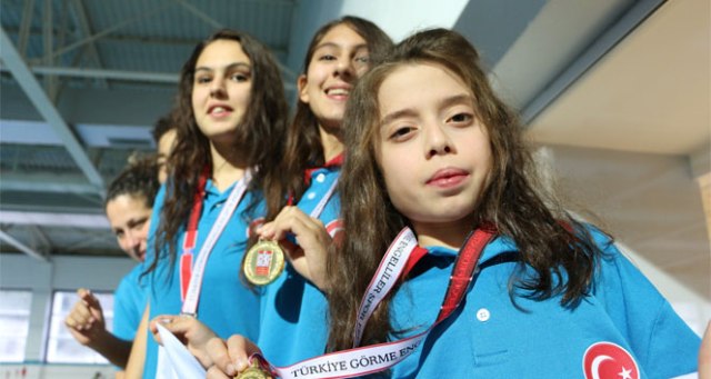 Görme engelli 3 kardeş yüzerek hayata tutunuyor