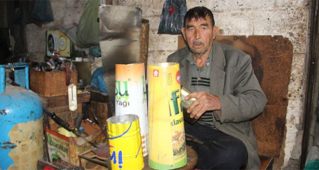 78 yıldır atık yağ tenekelerine şekil veriyor