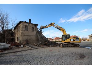 Beyşehir'de metruk binalar yıkılıyor