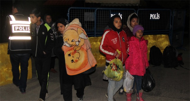 Çocuklarını montuyla sararak ısıtmaya çalıştı