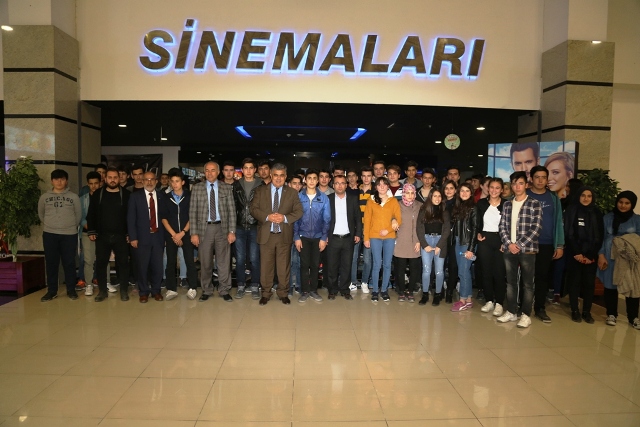 Başkan ÖZGÜVEN Gençlerle Film İzledi