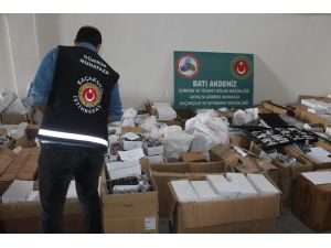Antalya'da 31 bin 435 gümrük kaçağı güneş gözlüğü ele geçirildi