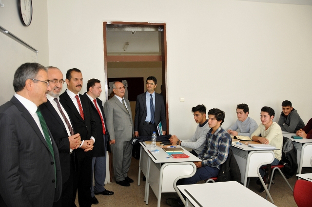 Rektör Şahin İslami İlimler Fakültesi Öğrencilerini Ziyaret Etti