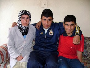 Aileye oğulları bakıyor
