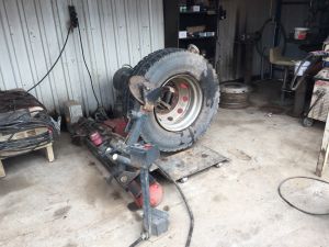 Tamir sırasında lastiğin patlaması güvenlik kamerasına yansıdı