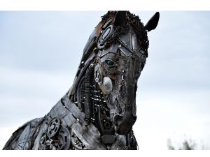 Metal hurdalara sanatsal dokunuş