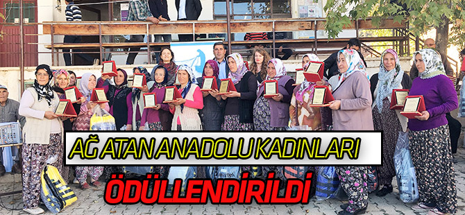 Göl sularına ağ atan kadın balıkçılara can yeleği ve yağmurluk dağıtılıyor