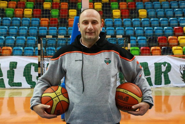 Aziz Bekir imzalıyor