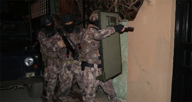 Adana’da aranan şahıslara şafak operasyonu