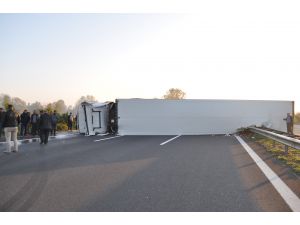 GÜNCELLEME - Anadolu Otoyolu'nda tır devrildi