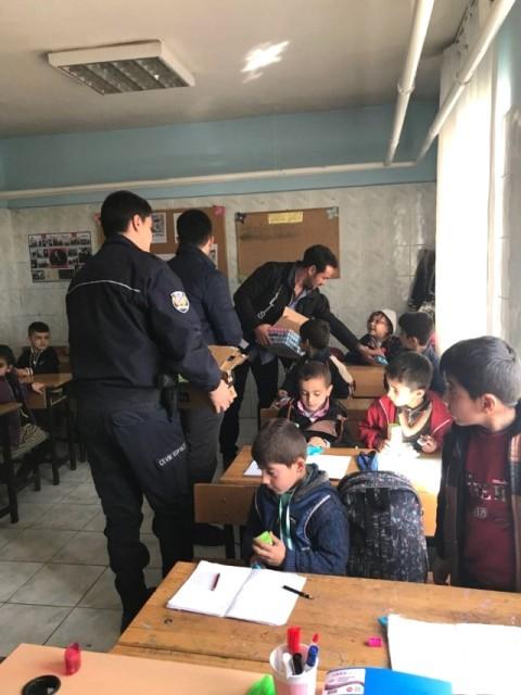 Polisten öğrencilere kek ve meyve suyu