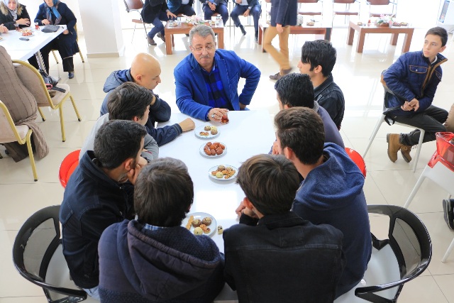 Gençlerle Gençlik Merkezinde Buluştu